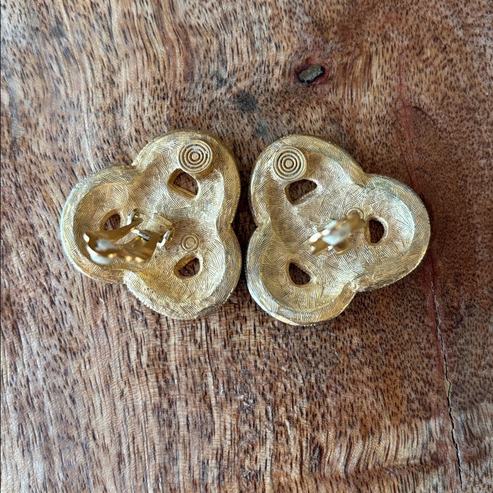 Vintage Endless Celtic Knot Clip On Earrings Black Enamel Gold Tone 80s Chunky - Picture 3 of 6